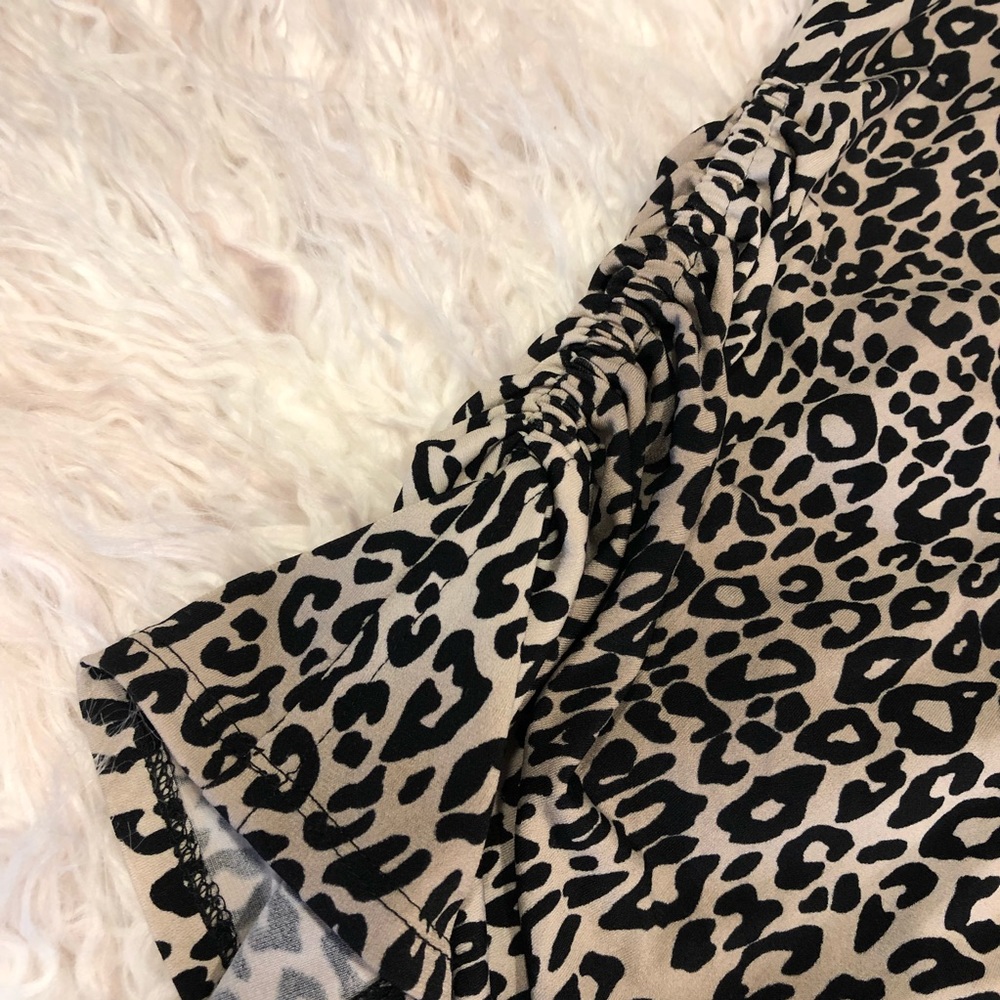 Vince Camuto leopard print top with ruching - Picture 7 of 8